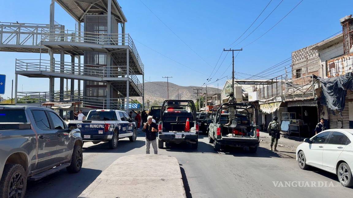 $!Paramédicos atendieron al lesionado en el sitio antes de trasladarlo de urgencia a un hospital de la localidad.