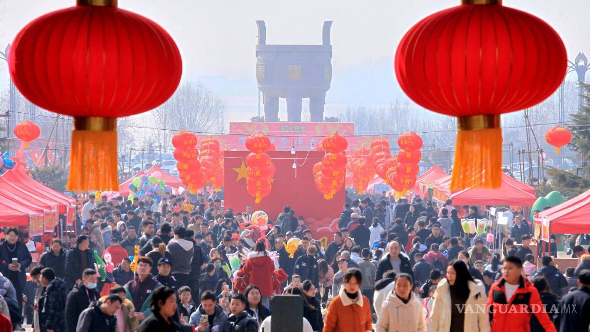 $!Turistas asisten a una feria del templo celebrada en la montaña Mengshan del condado de Pingyi, ciudad de Linyi, provincia de Shandong, en el este de China.