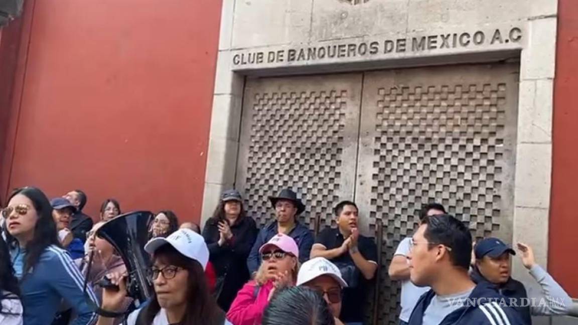 Mantienen trabajadores del PJF sus protestas; acuden al club de banqueros