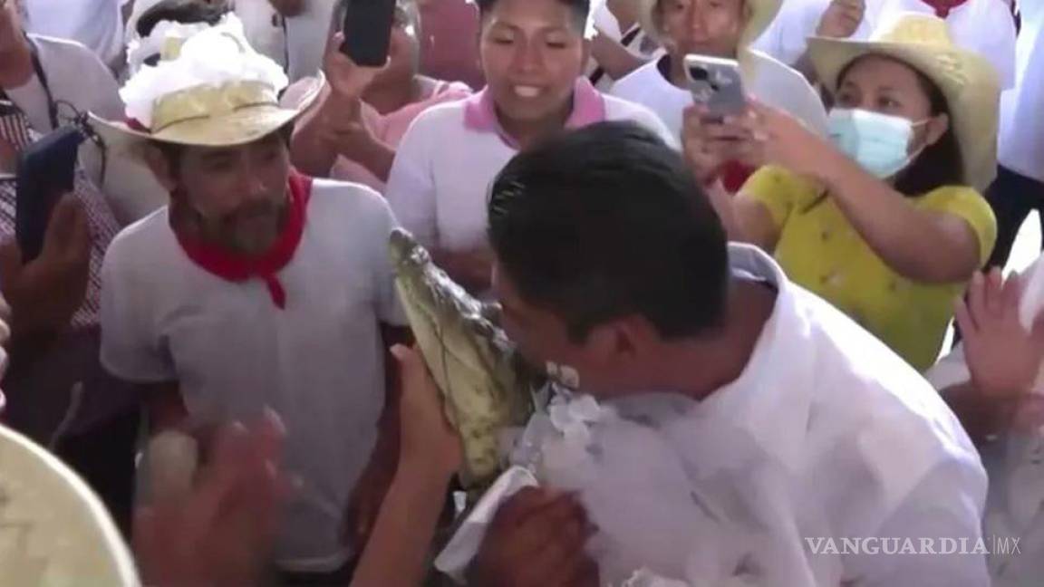Alcalde de comunidad oaxaqueña se casa con un caimán vestido de novia