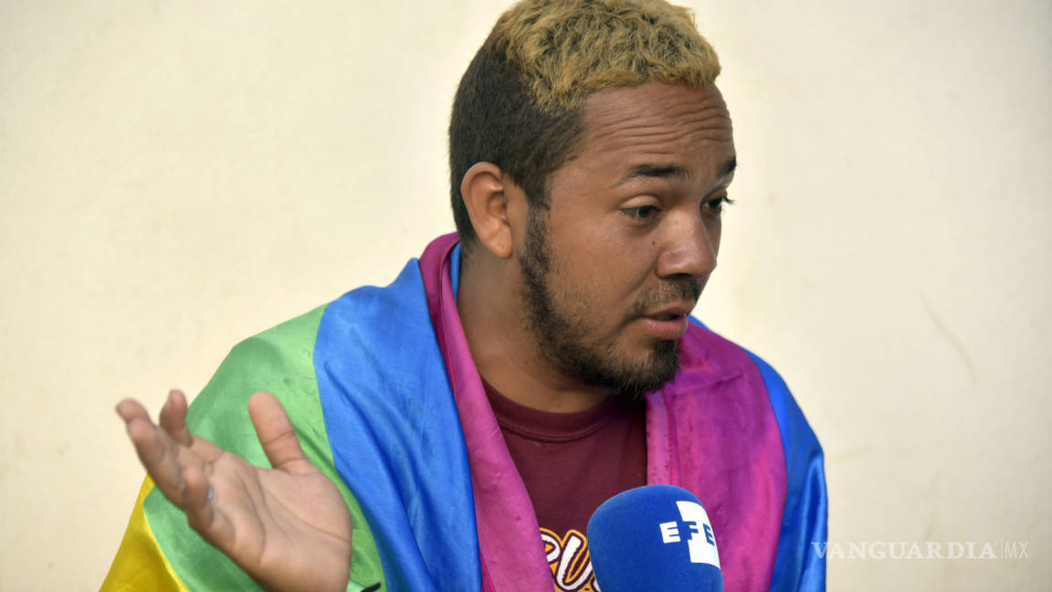 $!César Mejía, el joven gay que defiende los derechos LGBT en la caravana migrante