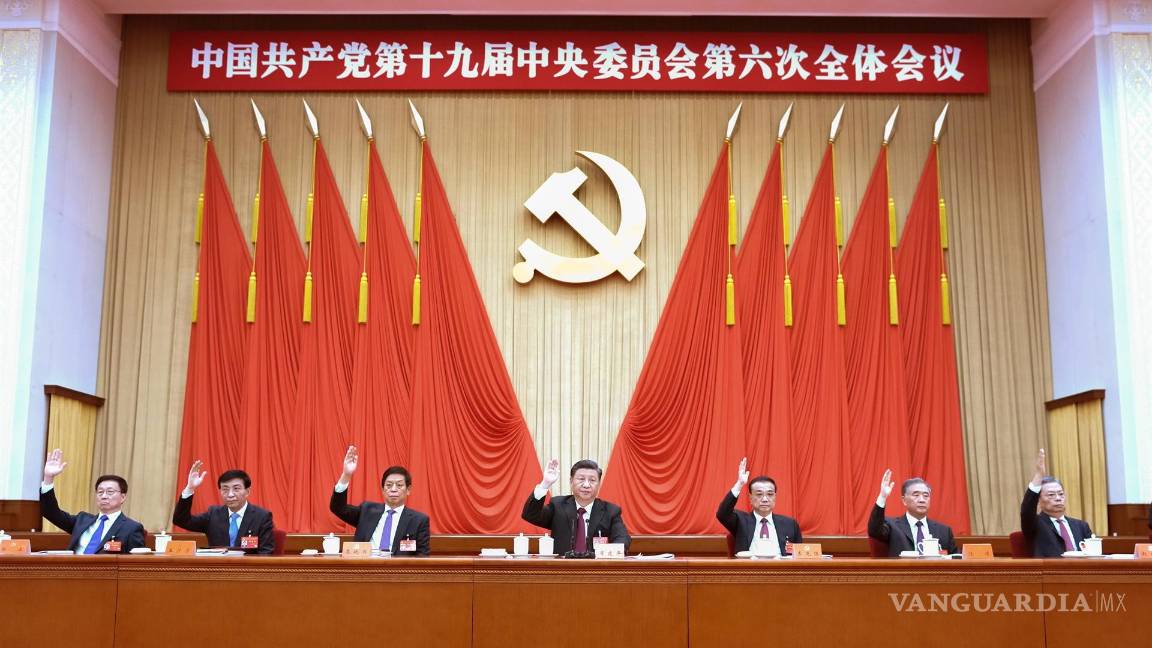 $!Una imagen publicada por la Agencia de Noticias Xinhua muestra a Xi Jinping (C), secretario general del Comité Central del Partido Comunista de China (PCCh), pronunciando un discurso en la sexta sesión plenaria del XIX Comité Central del PCCh en Beijing, China. EFE/EPA/Ju Peng/Xinhua