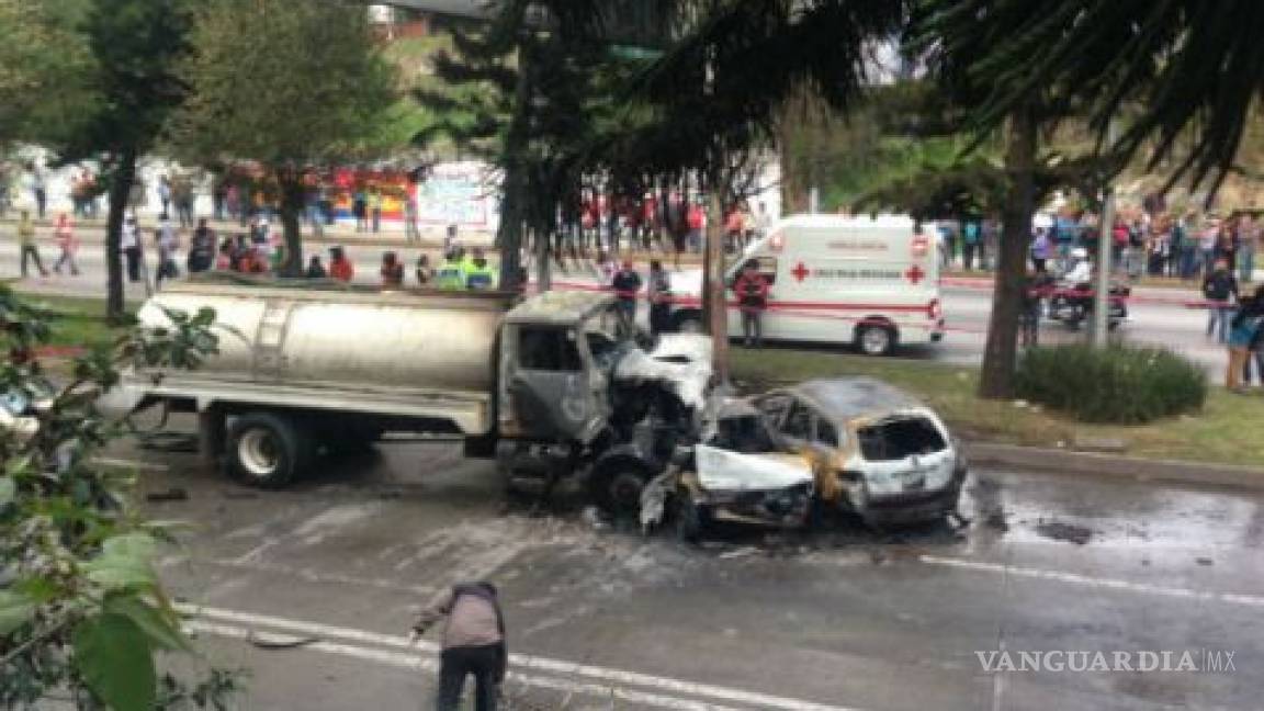 Se estrella pipa en centro de Xalapa, reportan muertos