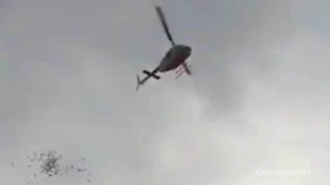 Helicóptero lanza 'narcovolantes' en Texcoco