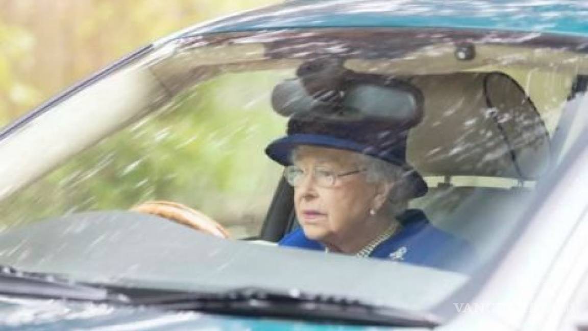 La reina Isabel II regresó de la Iglesia conduciendo su Jaguar X-Type