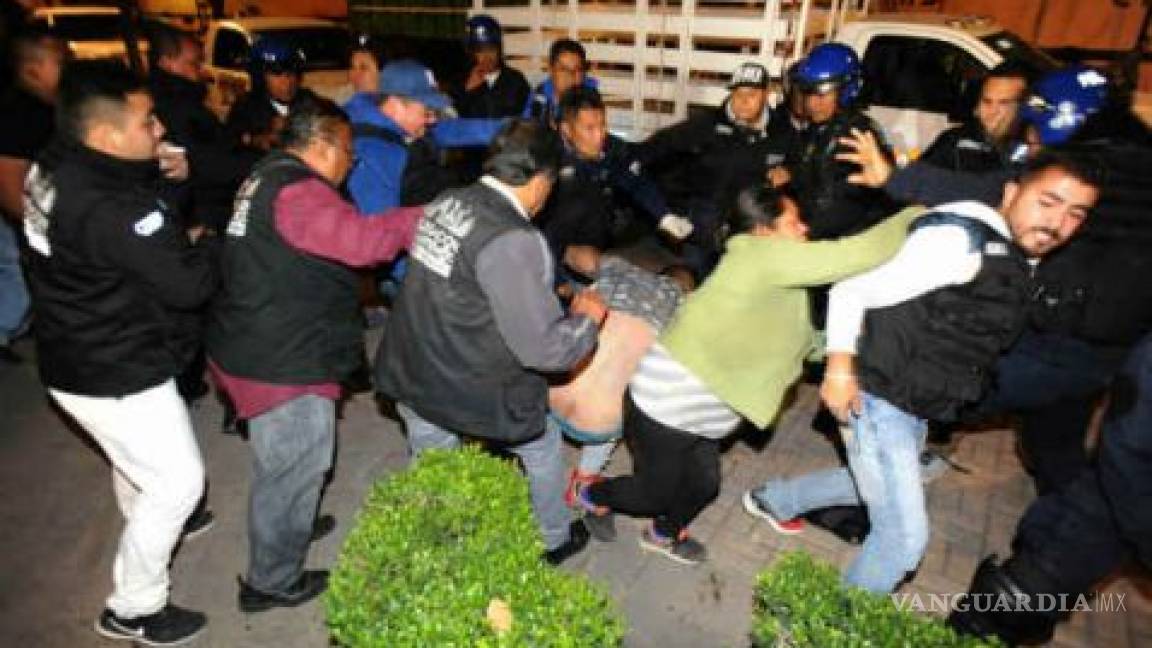 A golpes y empujones desalojan a indigentes y ambulantes en la Plaza de la Ciudadela