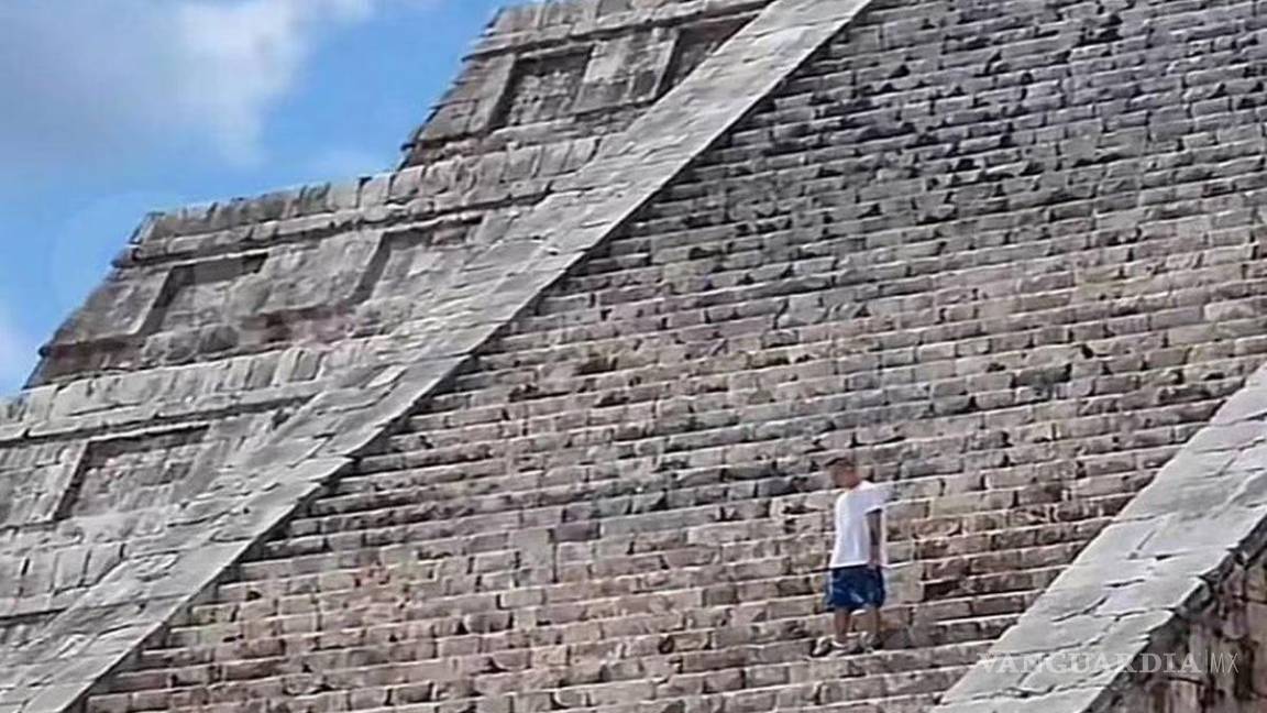 Otro turista se sube a la pirámide de Chichen Itzá, lo exhiben en redes