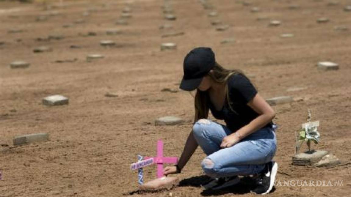 Erigen cementerio de migrantes sin nombre en desierto de California