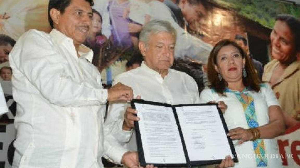 Obrador firma acuerdo con magisterio oaxaqueño; ofrece revertir reforma educativa