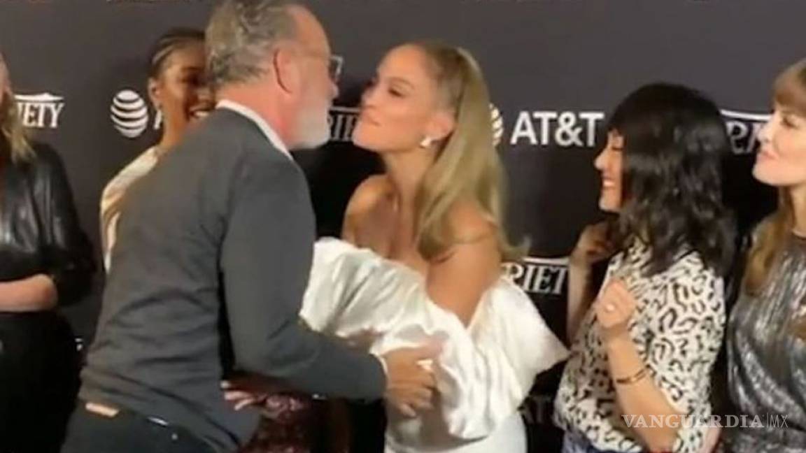 Jennifer López besa a Tom Hanks, y así fue como reaccionó el actor