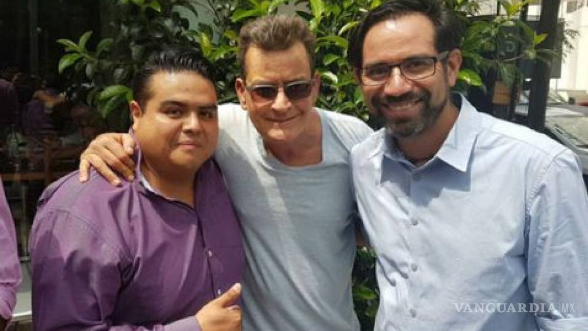 Charlie Sheen se pasea por la Ciudad de México, y hasta come tacos
