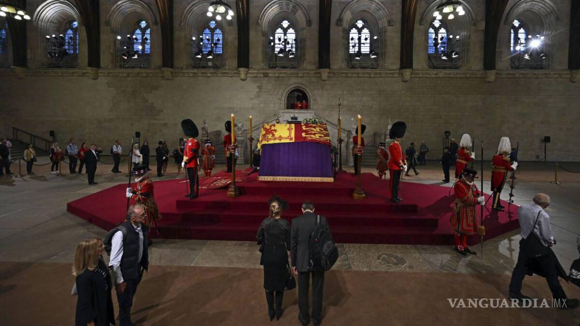Detienen a hombre que buscó acercarse al ataúd de la reina Isabel II, mientras los dolientes hacen fila por 16 horas