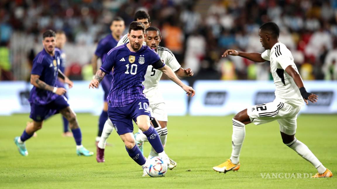 $!Lionel Messi (i) de Argentina en acción contra Khalifa Al Hammadi y Ali Salmin de EAU en Abu Dhabi.