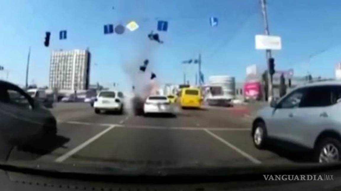 Muestran el momento en que un misil ruso cae en una avenida transitada en Kiev