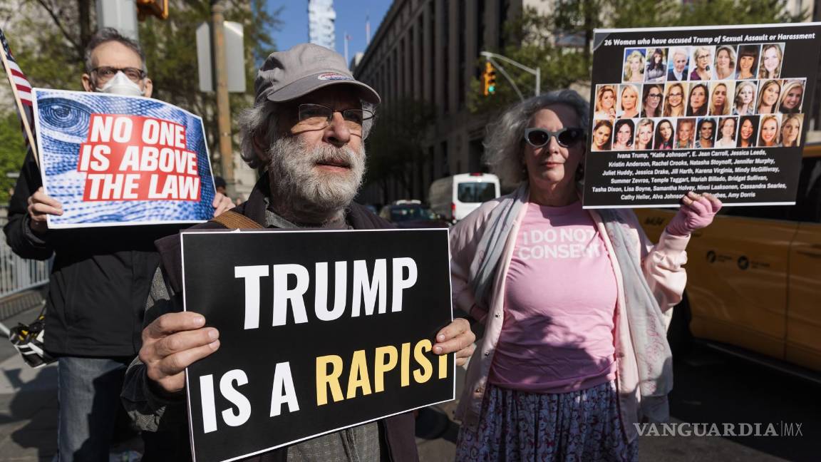 $!Personas protestan afuera de un tribunal federal el primer día del juicio civil por agresión sexual y difamación presentada por E. Jean Carroll contra Donald Trump.