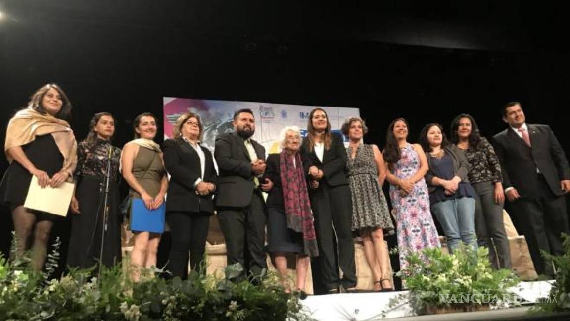 Saltillense obtiene dos premios de literatura Dolores Castro