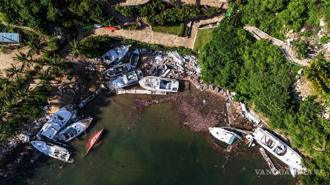 $!Fotografía aérea que muestra embarcaciones dañadas por el paso del huracán Otis, en Acapulco en el estado de Guerrero (México).