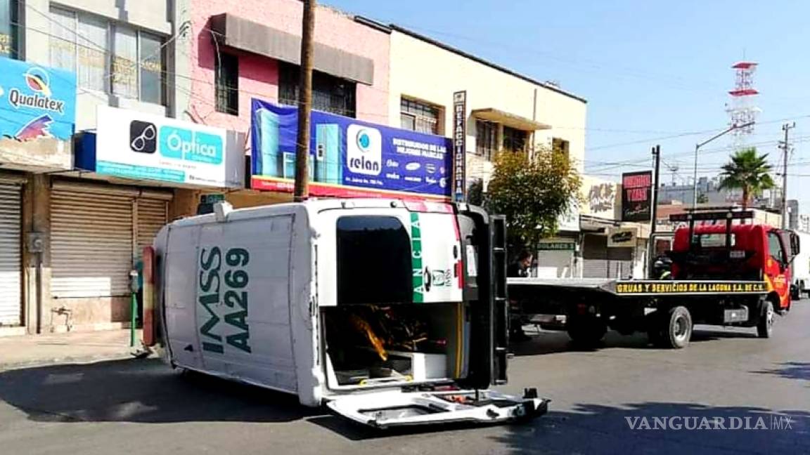 Ambulancia del IMSS choca y vuelca en el centro de Torreón