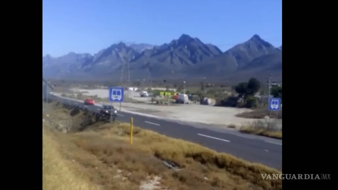 Viajeros de la carretera Saltillo Monterrey circulan en contra tras estar varados desde ayer