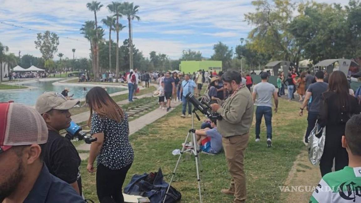$!Tan solo en el Bosque Urbano acudieron 50 mil personas a presenciar el eclipse, donde todo transcurrió en orden y con saldo blanco.
