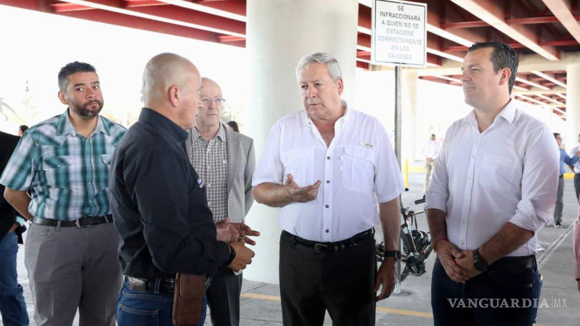 $!Fraustro Siller también visitó el estacionamiento que se habilitó debajo del puente del periférico Luis Echeverría y Pérez Treviño, frente a la comandancia.