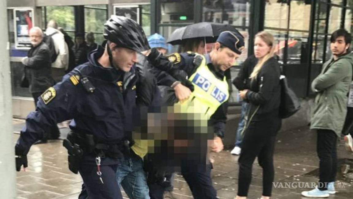 Hombre armado con cuchillo ataca a policías en plaza de Estocolmo