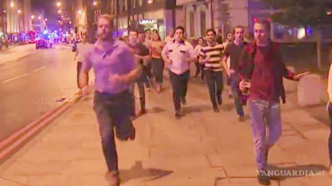 Joven se vuelve &quot;el símbolo de Londres&quot; por no soltar su cerveza tras atentado