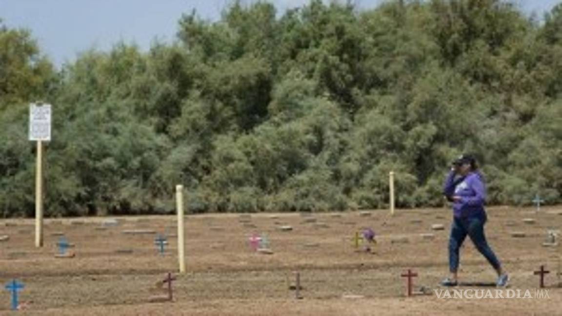 $!Erigen cementerio de migrantes sin nombre en desierto de California