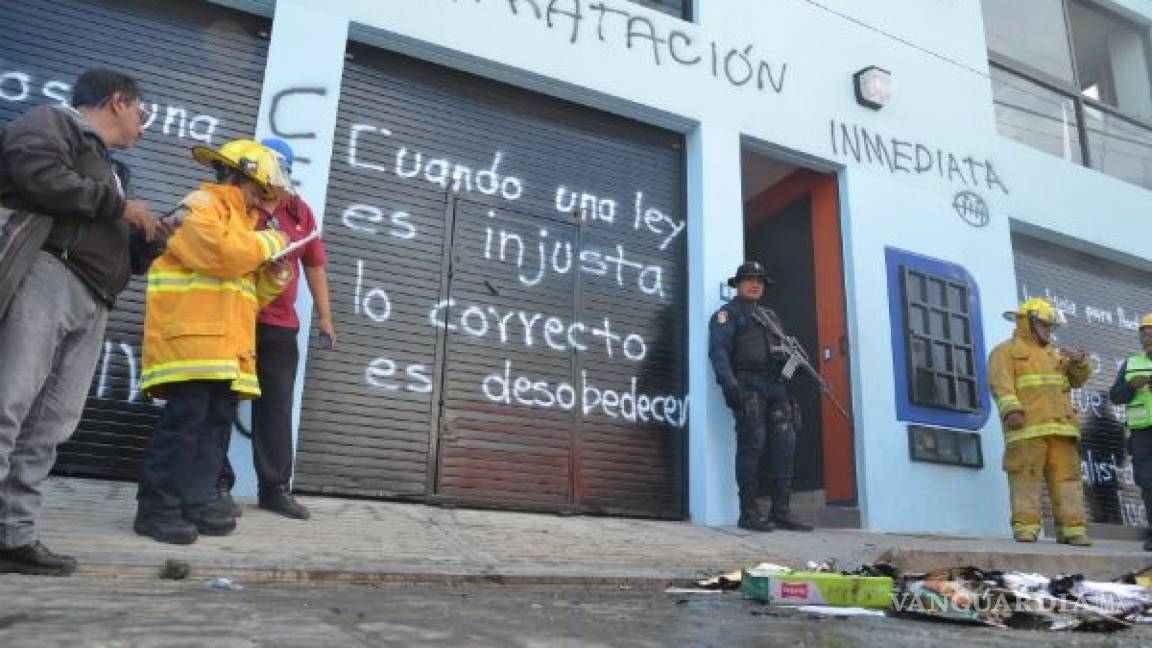 Normalistas vandalizan sede alterna del IEEPO