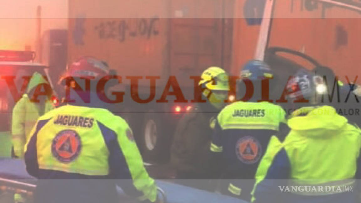 Trailero termina prensado tras colisión en la autopista Saltillo-Monterrey