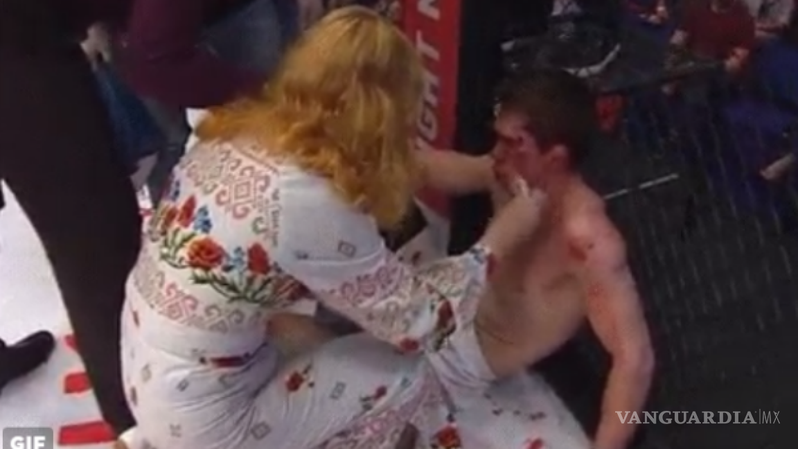 Luchador ruso pierde por nocaut y su madre lo regaña y le pega frente a todos