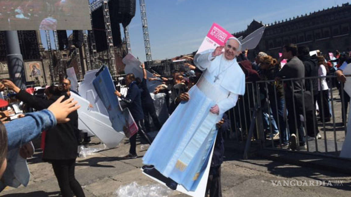 Regalan cartones del Papa en tamaño natural a fieles; desalojan el Zócalo