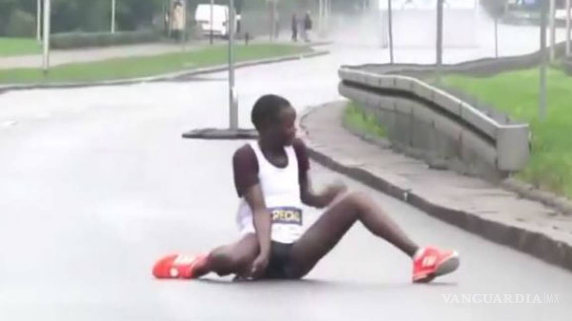 Maratonista sufre dramático desvanecimiento a metros de la meta (+video)