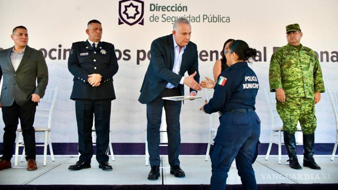 Román Cepeda, alcalde de Torreón, entrega reconocimientos a policías que obtuvieron ascensos
