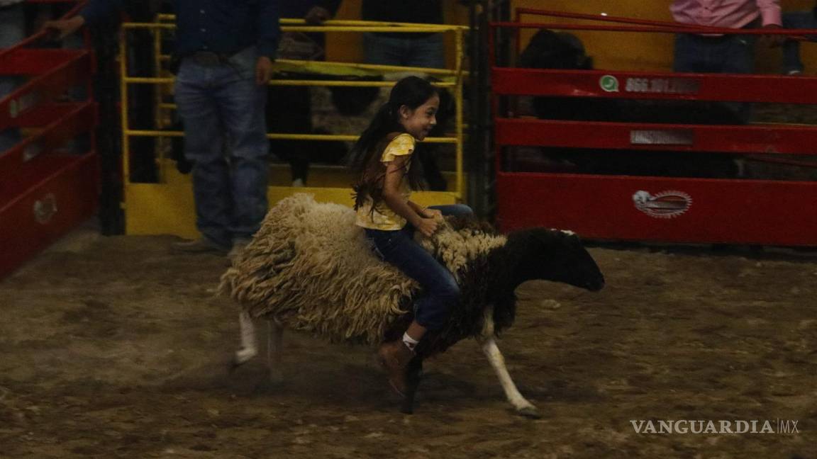 $!El espectáculo con borregos y becerros mantuvo a los espectadores con la boca abierta.