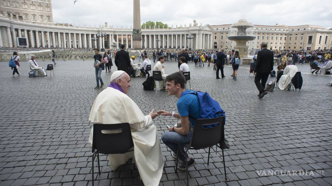 El Papa sorprende a adolescentes al presentarse como su confesor