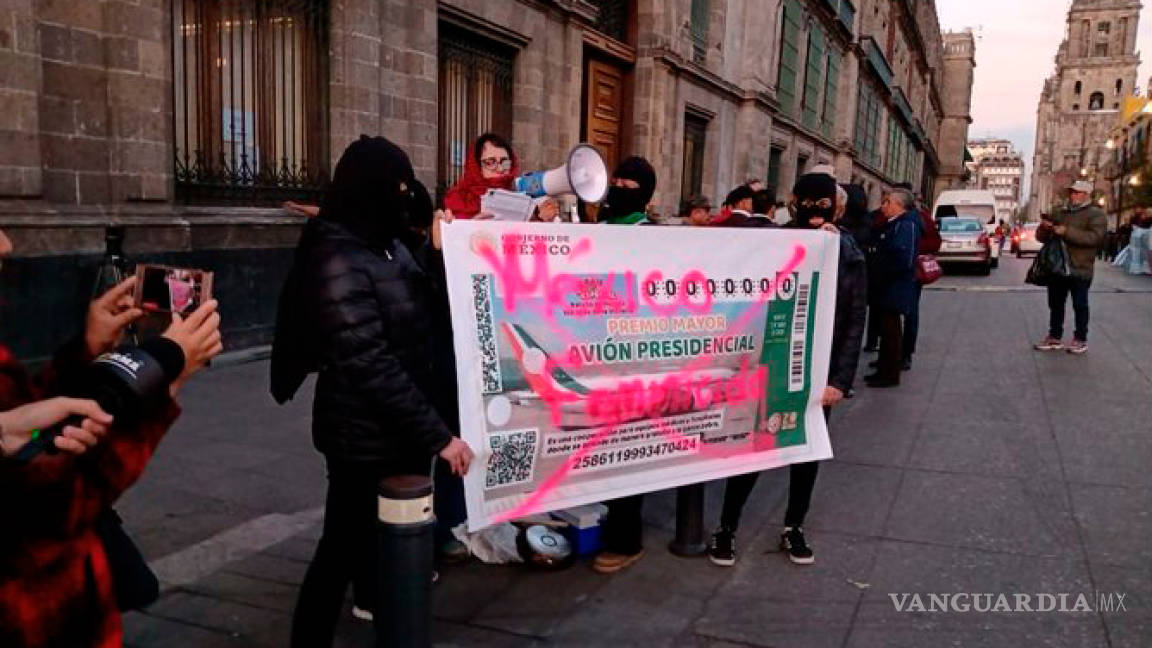 'Que se nos deje de asesinar'; protestan afuera de Palacio Nacional por feminicidios