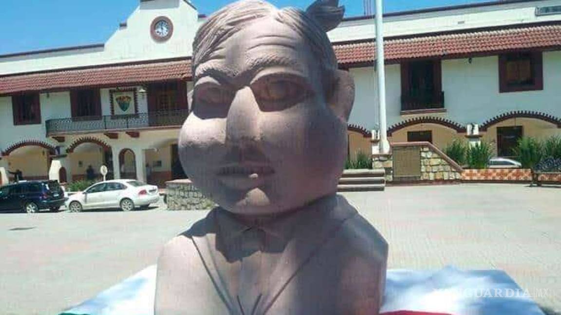 Desvelan busto de AMLO, del mismo escultor que la del 'Benito extraterrestre'