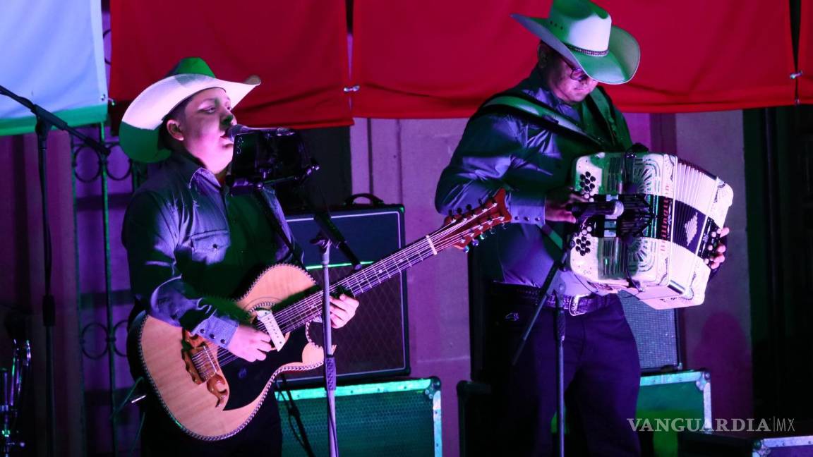 $!Viven saltillenses Grito de Independencia en Plaza de Armas