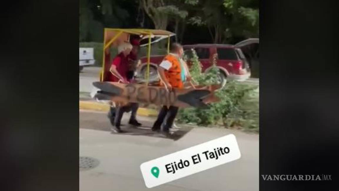 Coahuila: familia ‘maneja’ coche de Los Picapiedra y causa sensación (video)