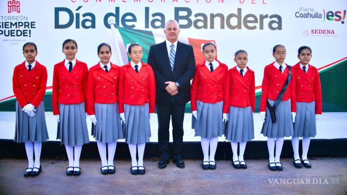 En su día, Torreón iza Bandera Nacional y ondea a toda asta