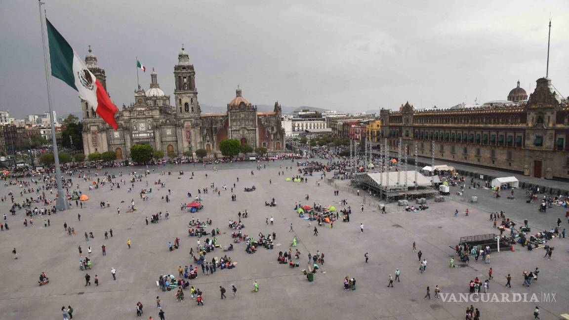 $!Maestros de la Coordinadora Nacional de Trabajadores de la Educación (CNTE) retiraron el plantón que instalaron hace dos días en la plancha del zócalo, en búsqueda de demandas laborales y sindicales. | Foto: Cuartoscuro