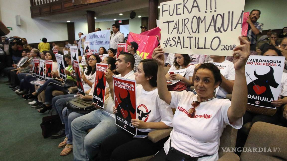 $!Se manifiestan contra la tauromaquia en el Congreso de Coahuila; hay opiniones encontradas