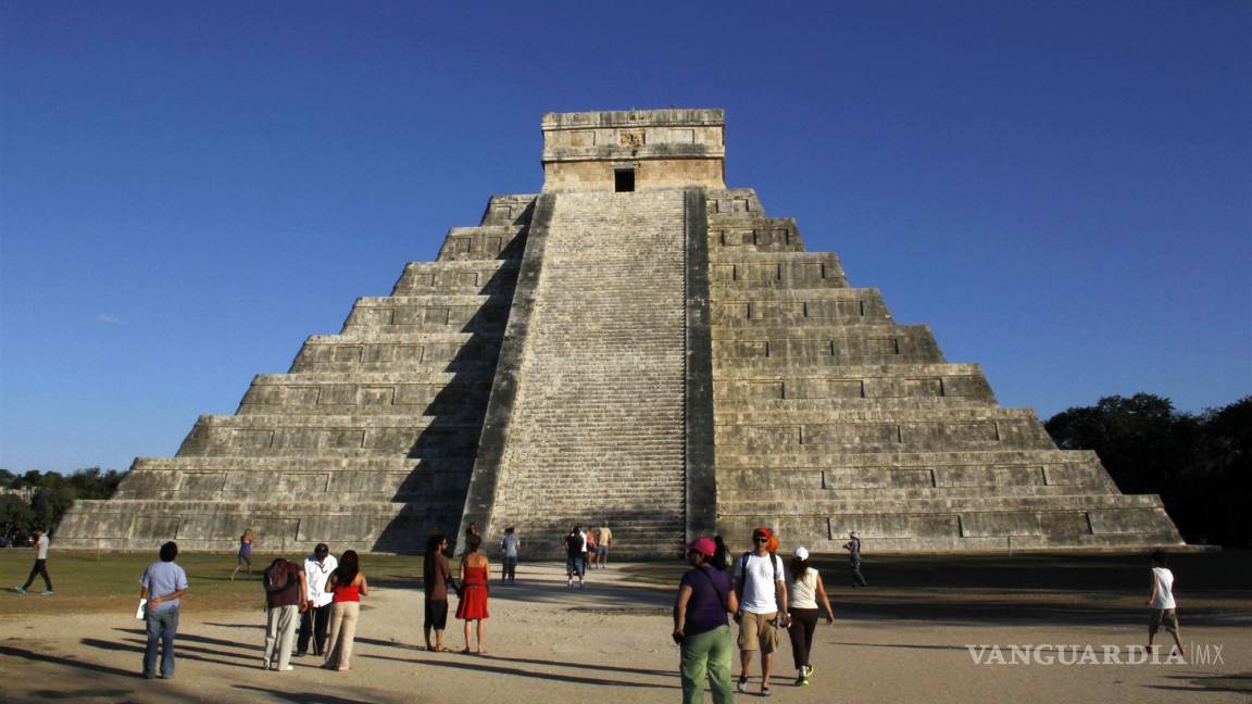 Niega INAH que mujer que subió a la pirámide de Chichén Itzá arrojara cenizas de su esposo