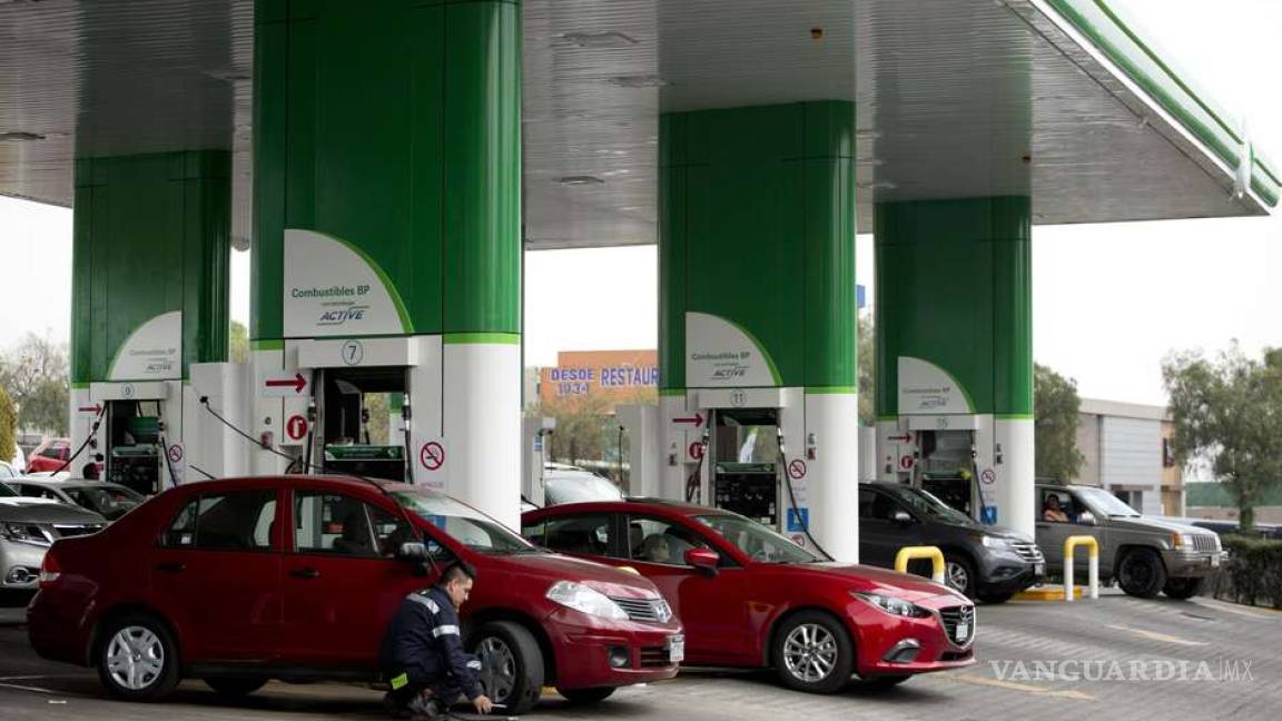 Mexicanos estrenan la primer gasolinera extranjera