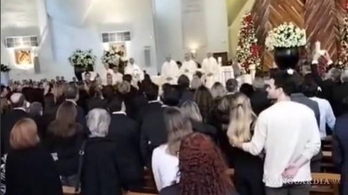 Emmanuel despide cantando a Carlos Bremer en su funeral en San Pedro