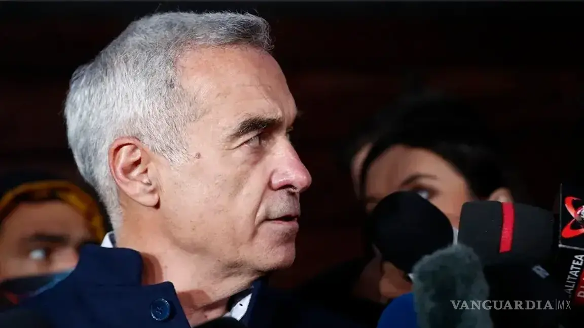 $!Calin Georgescu pronuncia un discurso durante una declaración ante los medios.