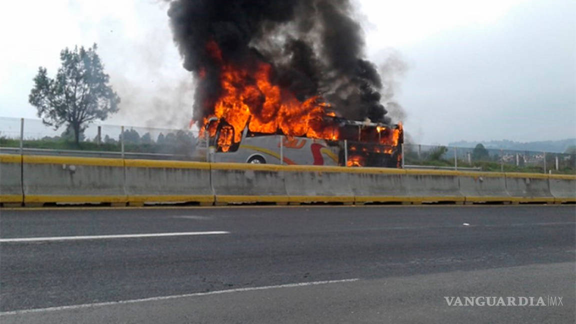 Autobús con pasajeros arde en llamas en autopista México-Puebla