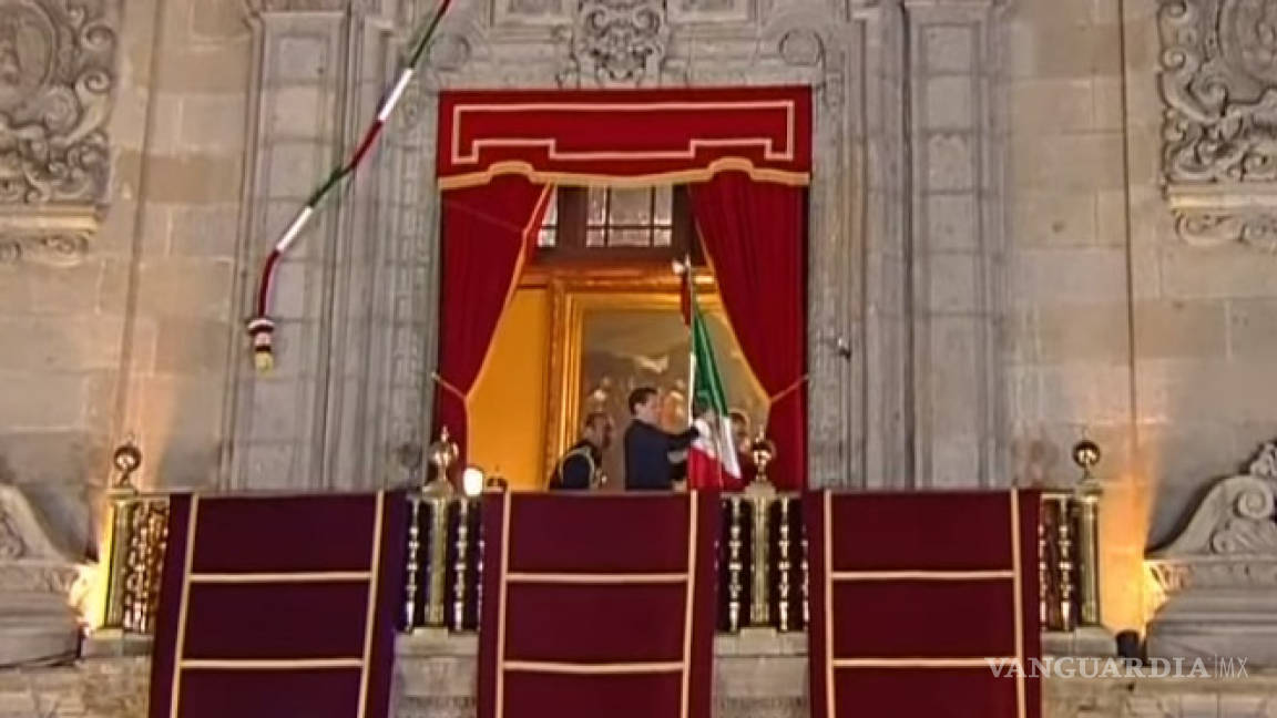 Peña Nieto olvida ondear la Bandera durante ceremonia del Grito