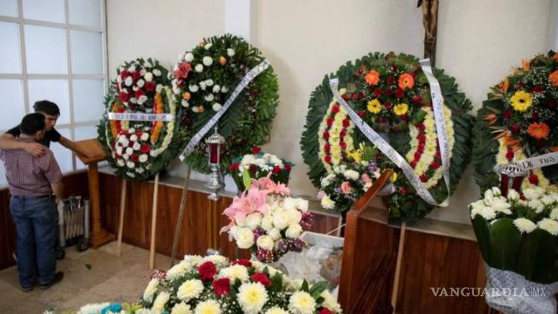 $!“Un sujeto armado con una pistola en la cintura, chamara de cuero y gorra se nos acercó y nos comentó que teníamos dos minutos para irnos del lugar o íbamos a valer”, indicó el reportero como parte de su enlace en la cobertura televisiva.